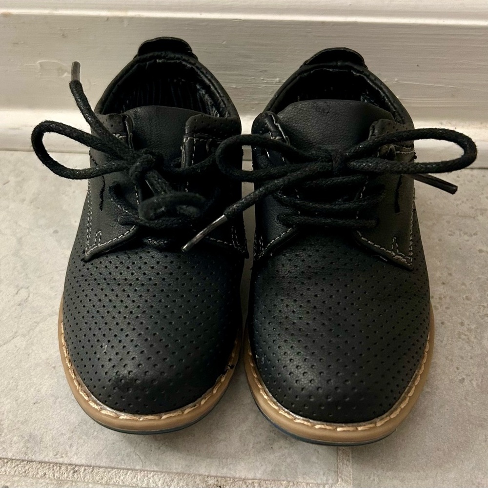 Black and Tan Dress Shoes with Textured Leather and Lace-Up Design